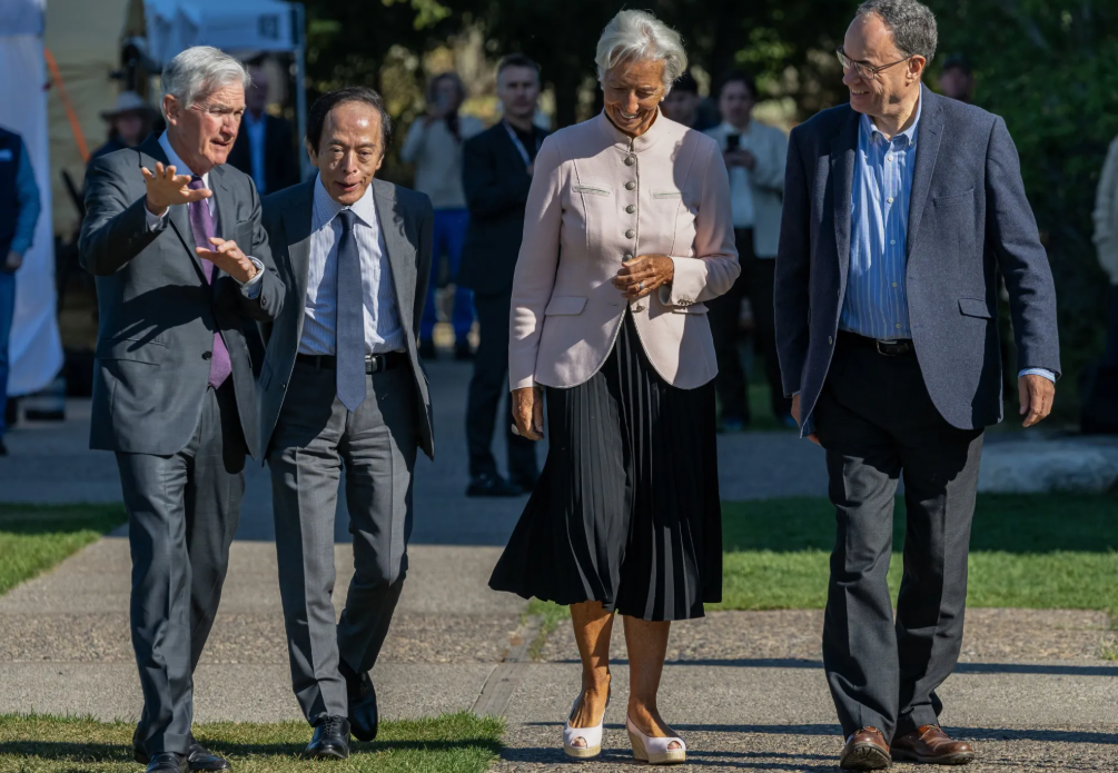 Global markets react to Trump dismissing Federal Reserve Governor Lisa Cook, raising concerns over central bank independence and forex trading outlook.